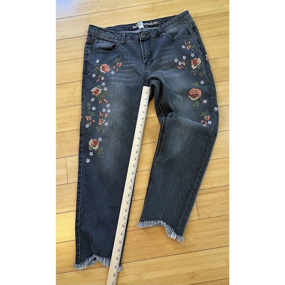 Indigo Threads Jeans SZ8 Frayed Hem, Embroidery Flowers Distressed Black Boho - Picture 4 of 9
